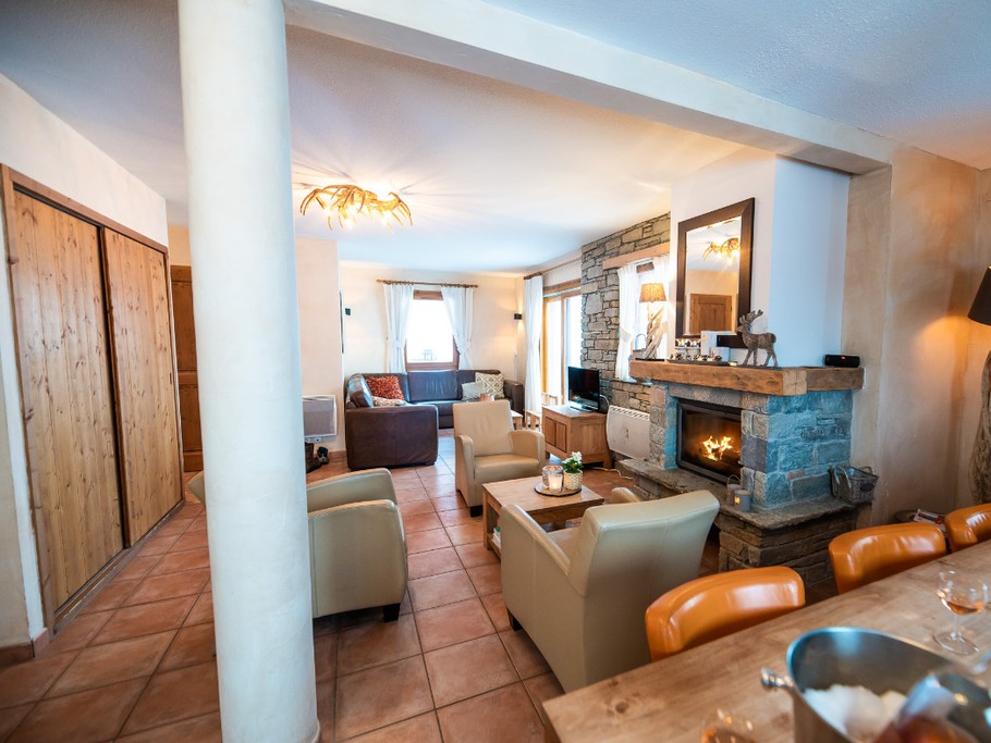 Le coin salon avec la cheminée