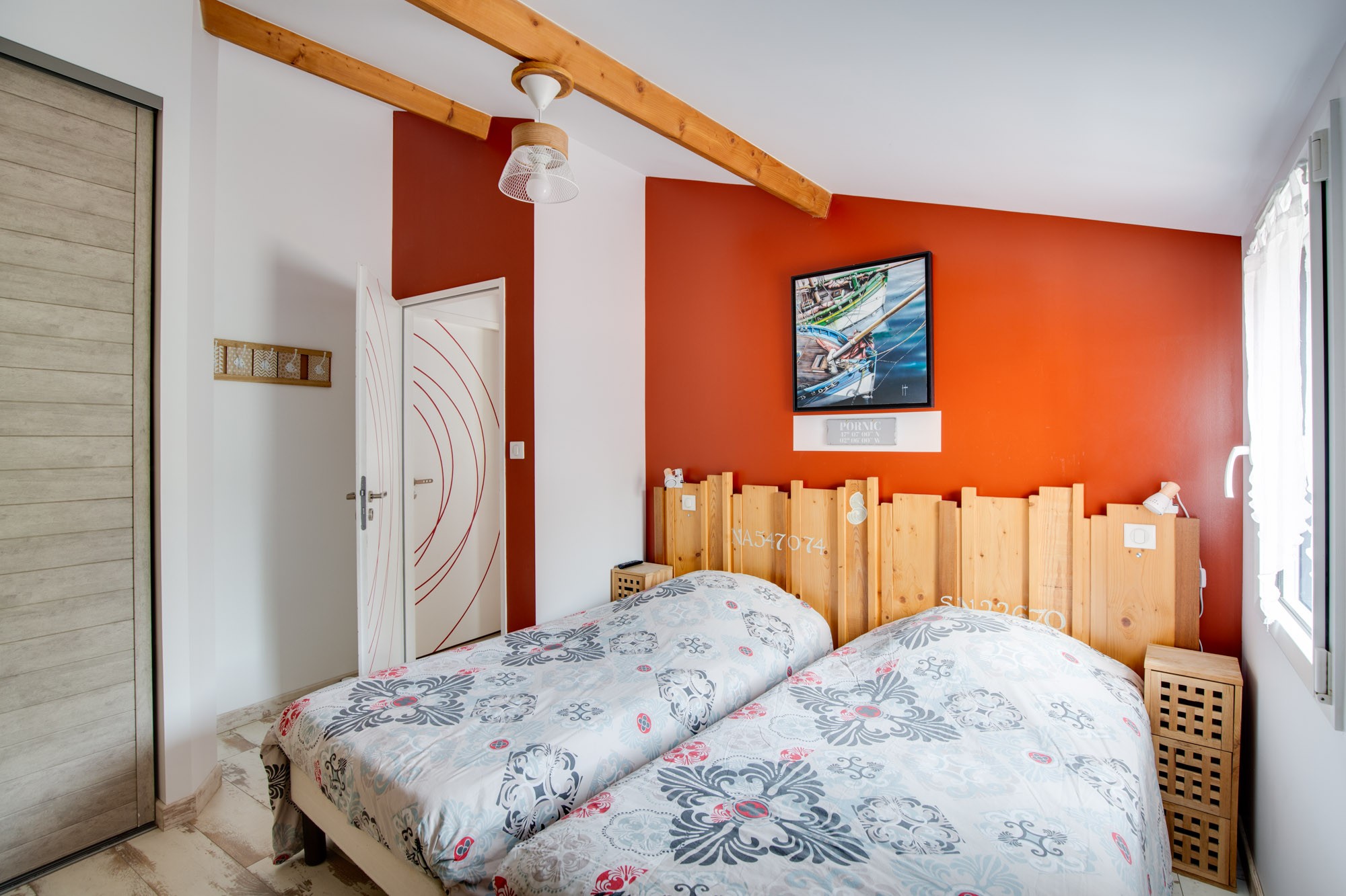 Chambre avec deux lits simple et écran plat.