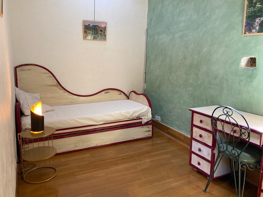 Le coin bureau et les lits gigognes ( placé l'un sous l'autre.