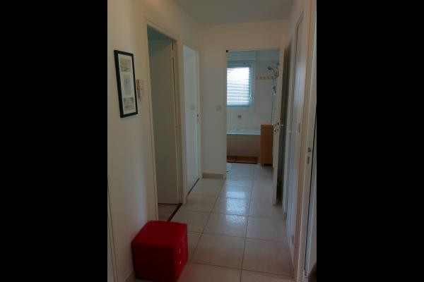 L'entrée avec à gauche les chambres, à droite le salon, au fond la salle de bain