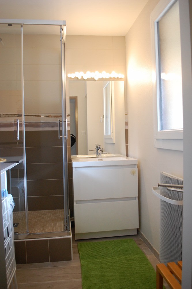 Cabine de douche et LL rendent la SdB fonctionnelle