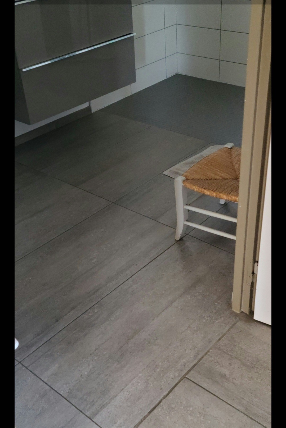 Porte PMR  90 cm de large, salle d'eau.