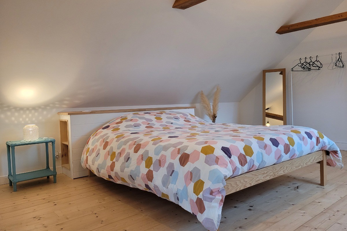 Le Saint, Location, Clévacances, Quemper-Guezennec, 2ème chambre de l'étage avec lit 160 - suite parentale avec sa salle d'eau privative