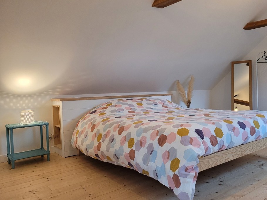Le Saint, Location, Clévacances, Quemper-Guezennec, 2ème chambre de l'étage avec lit 160 - suite parentale avec sa salle d'eau privative