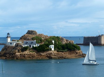 L'ile Louet et le chateau du Taureau