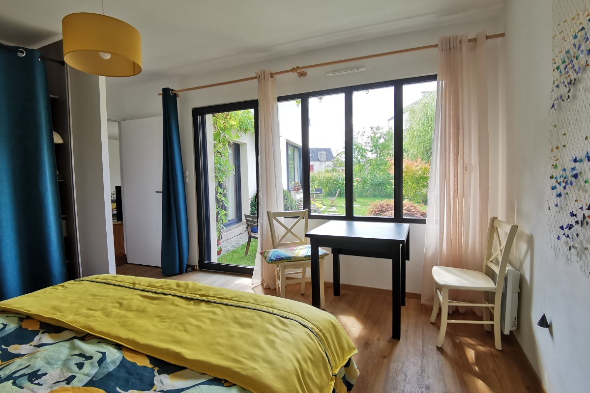Chambre 1 avec ouveture et vue sur le jardin