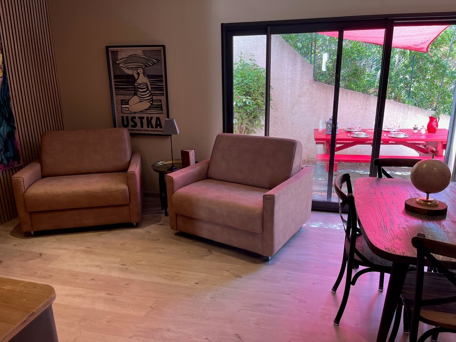 Deux canapés 1 personne avec matelas confortable dans le salon