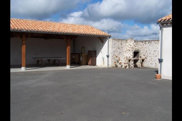 Cour, préau, barbecue