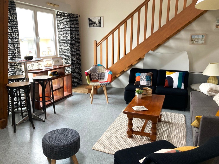 Pièce de vie très agréable, haute de plafond et lumineuse avec salon et bureau. Cuisine ouverte.