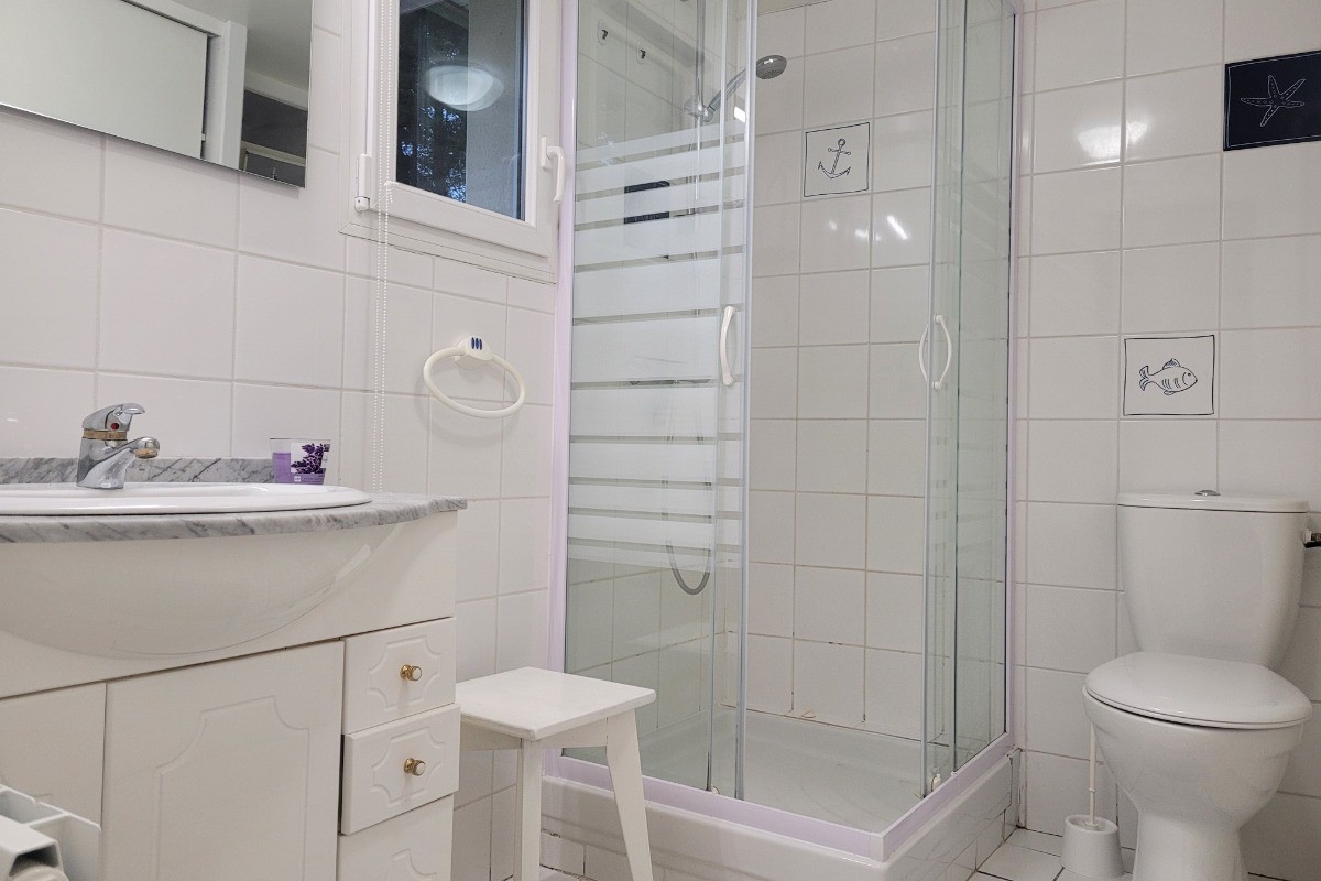 salle d'eau RDC avec douche lavabo et WC