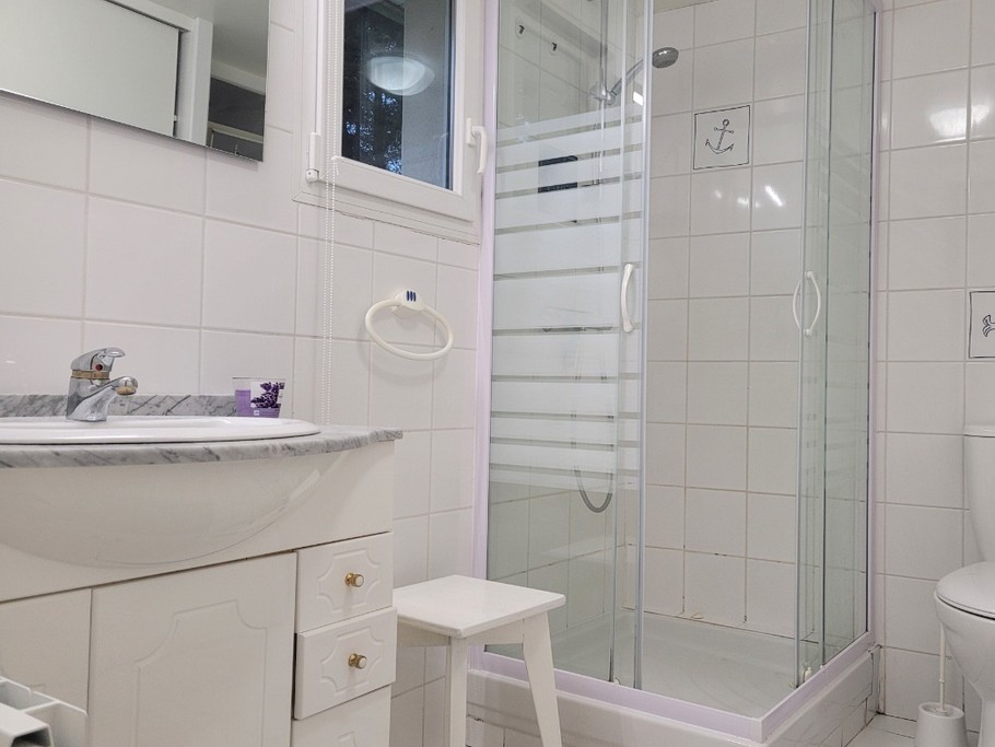 salle d'eau RDC avec douche lavabo et WC