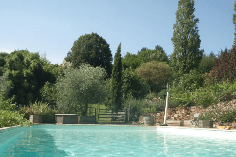 dans un cadre verdoyant