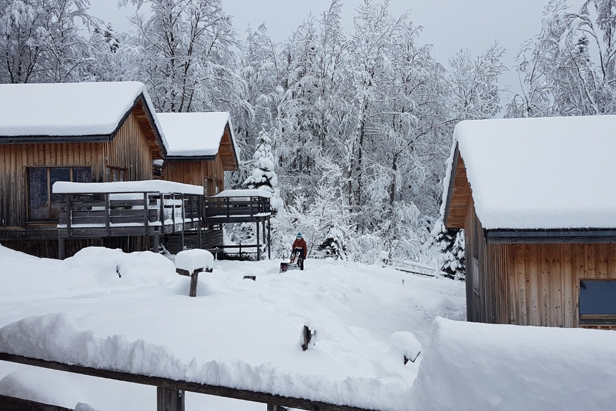 Chalets sous la neige
