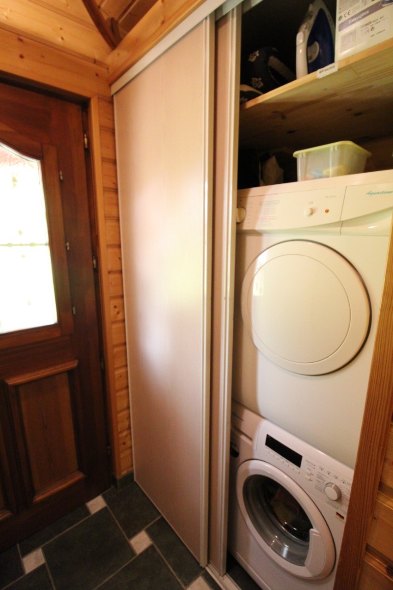 Lave-linge, sèche-linge privatif dans local - Rouge Feigne