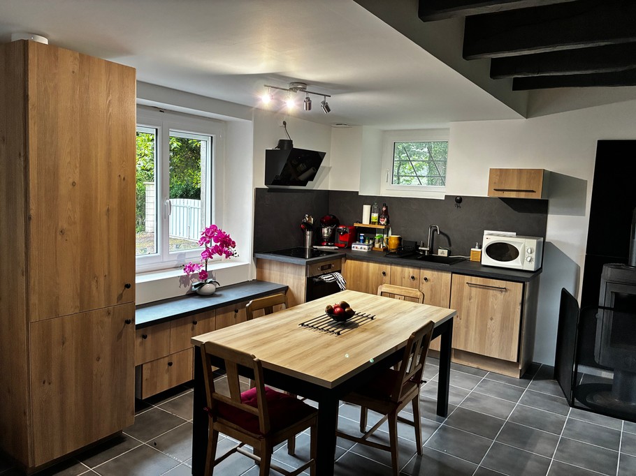 Fitted kitchen and dining area