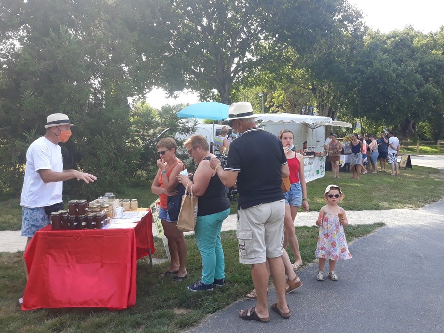 Un petit souvenir ? La vitrine vous propose des cadeaux à offrir ou à vous offrir pour ramener chez vous un petit coin de Bretagne. Un marché des producteurs à également lieu sur notre parc. Des tarifs attractifs pour satisfaire tous les budgets.