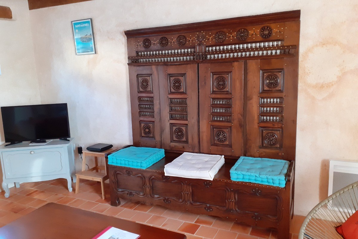La façade de lit clos dans le salon