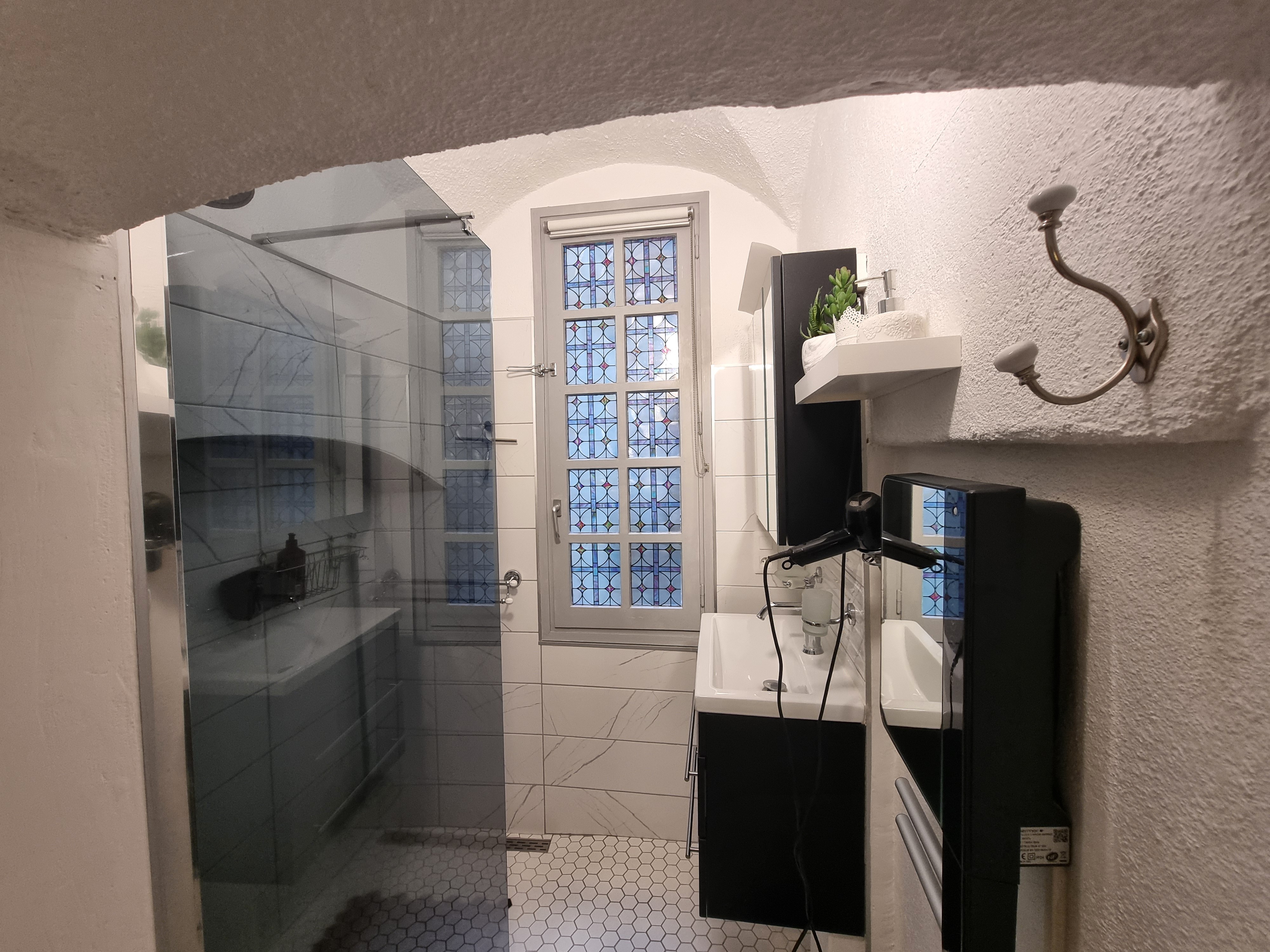 Logis Mont Anis - Salle d'eau privative et attenante à la chambre : 1 x 140 cm x 200 cm