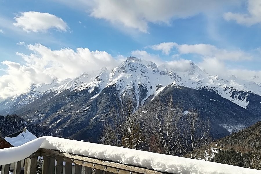 Vue de la terrasse du chalet sur le Massif de Belledonne