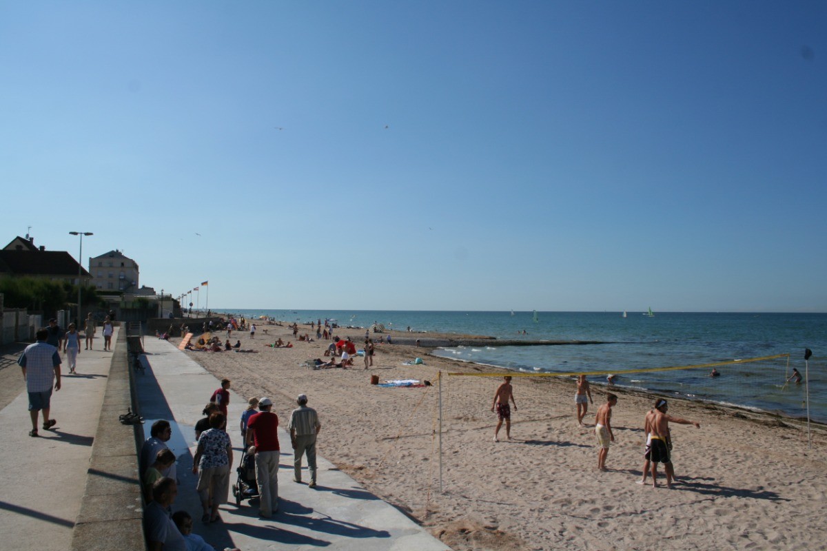Digue haute/promenade et digue basse à marée haute, encore de l'espace même pendant la saison pour beaucoup d'activités et l'on ne parle pas de la mer ...