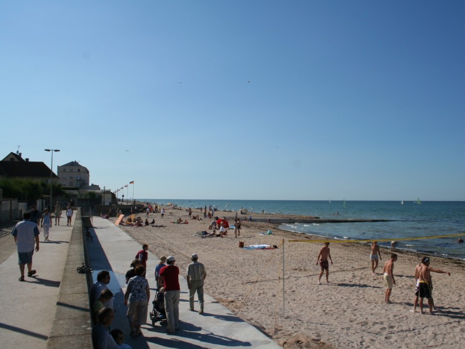 Digue haute/promenade et digue basse à marée haute, encore de l'espace même pendant la saison pour beaucoup d'activités et l'on ne parle pas de la mer ...