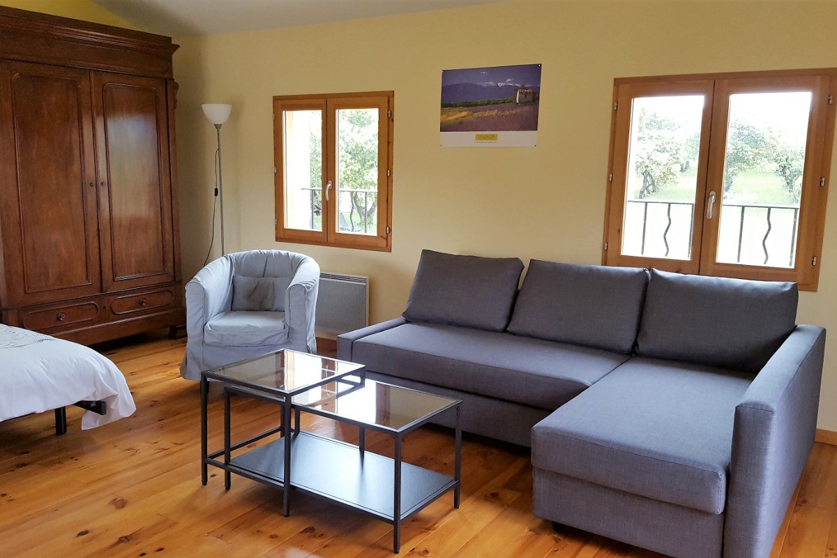 coin salon avec TV et canapé-lit