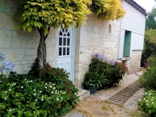 La Façade du Gite Paul et Virginie à Port d'Envaux en Charente maritime