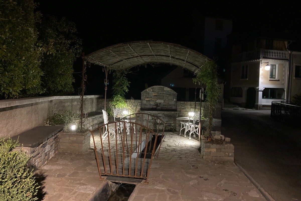 Par temps chaud, vous apprécierez un peu de repos nocturne les pieds dans l'eau ou sur les chaises à lire ou discuter sur cet espace public situé en bordure de l'Yse.