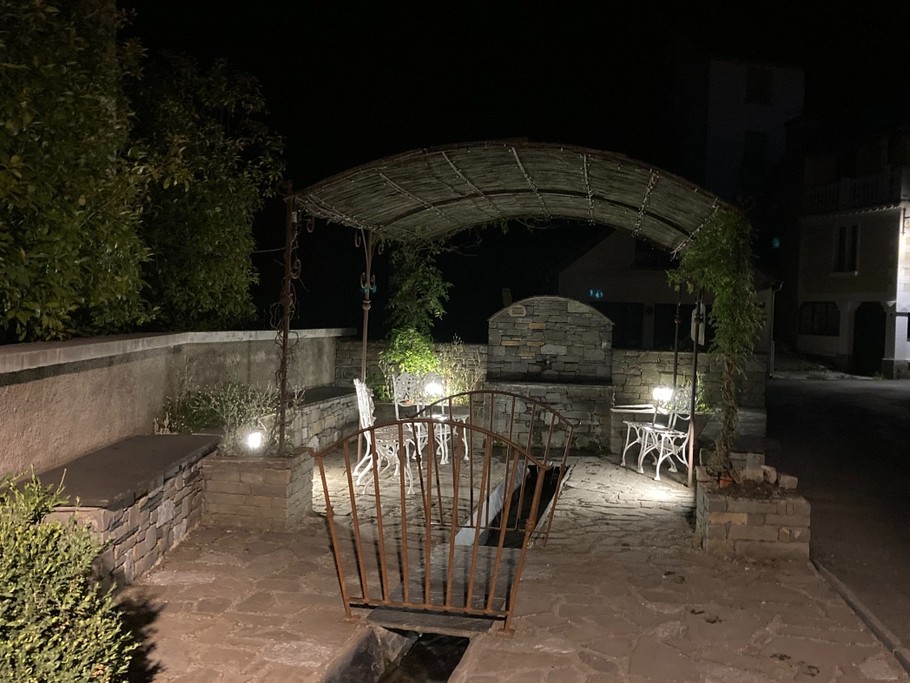 Par temps chaud, vous apprécierez un peu de repos nocturne les pieds dans l'eau ou sur les chaises à lire ou discuter sur cet espace public situé en bordure de l'Yse.