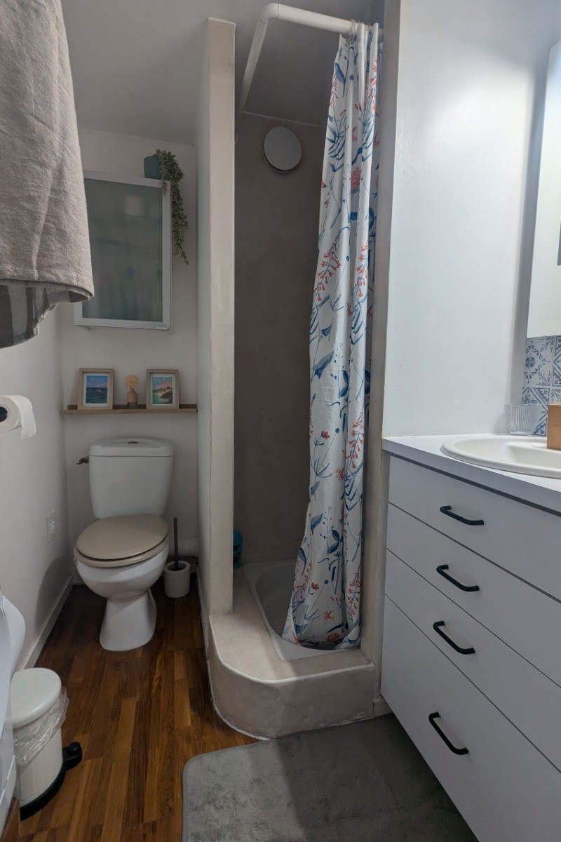 Salle d'eau avec WC et lave-linge