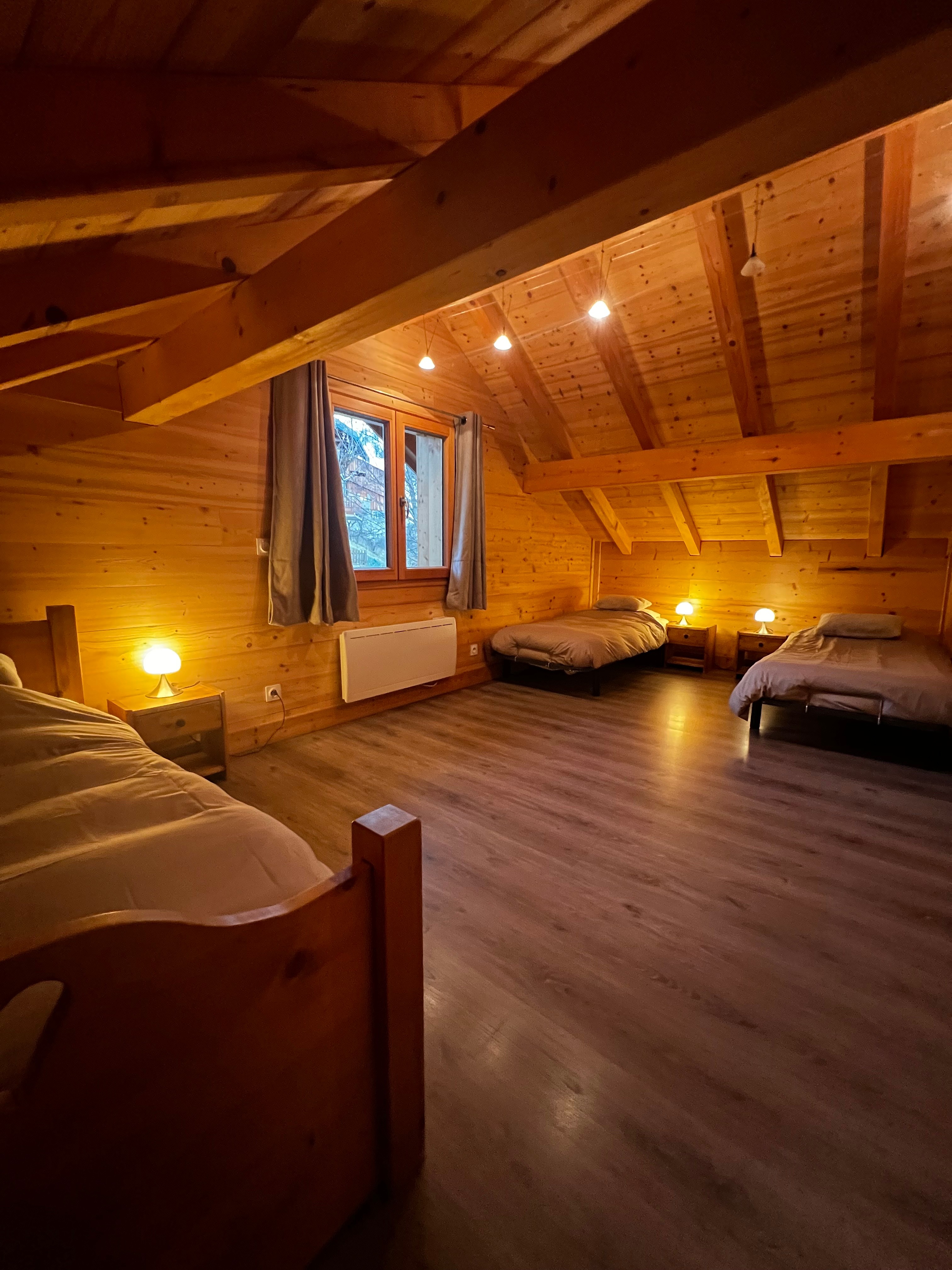 Chambre 6 avec 4 couchages 90x190 dont un lit gigogne, comprend couettes, oreillers, et commode.
Pour accéder à cette chambre, il faut passer par la chambre 5