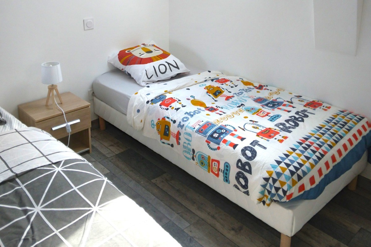 A l'étage, agréable chambre pour 2 à 4 personnes (1 lit 140 cm et 2 lits 90 cm) avec penderies.