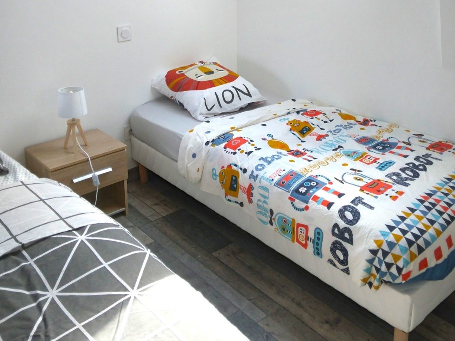 A l'étage, agréable chambre pour 2 à 4 personnes (1 lit 140 cm et 2 lits 90 cm) avec penderies.