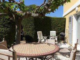 Salon de jardin avec barbecue