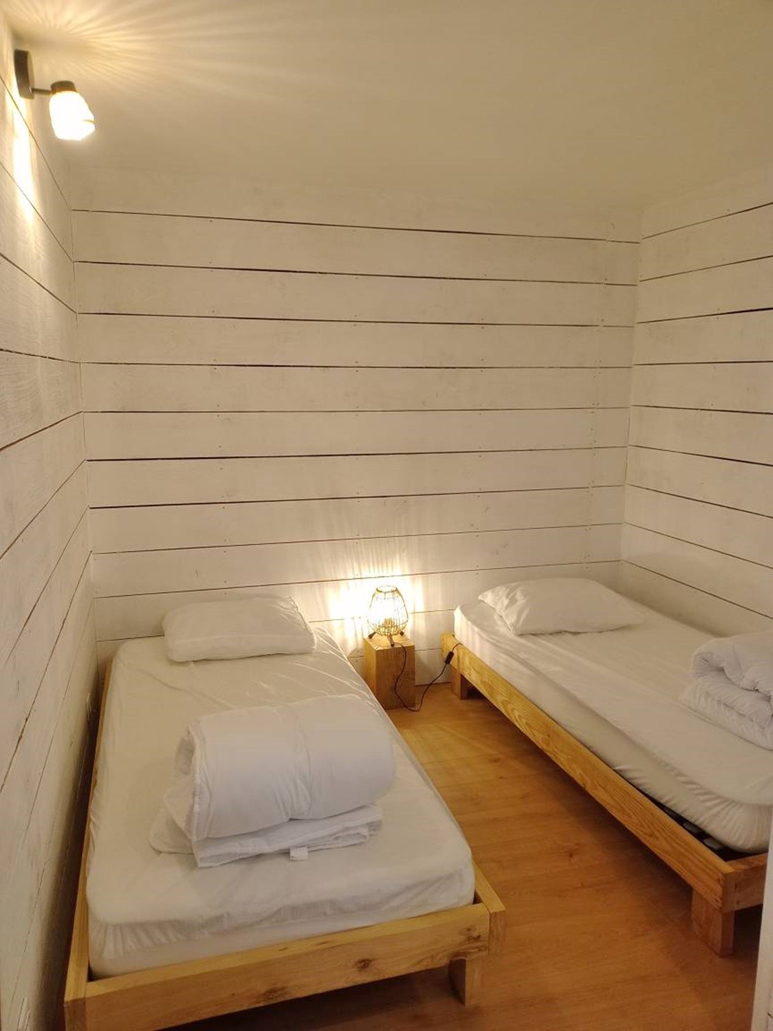 First floor: Bedroom 2 with 2 single beds