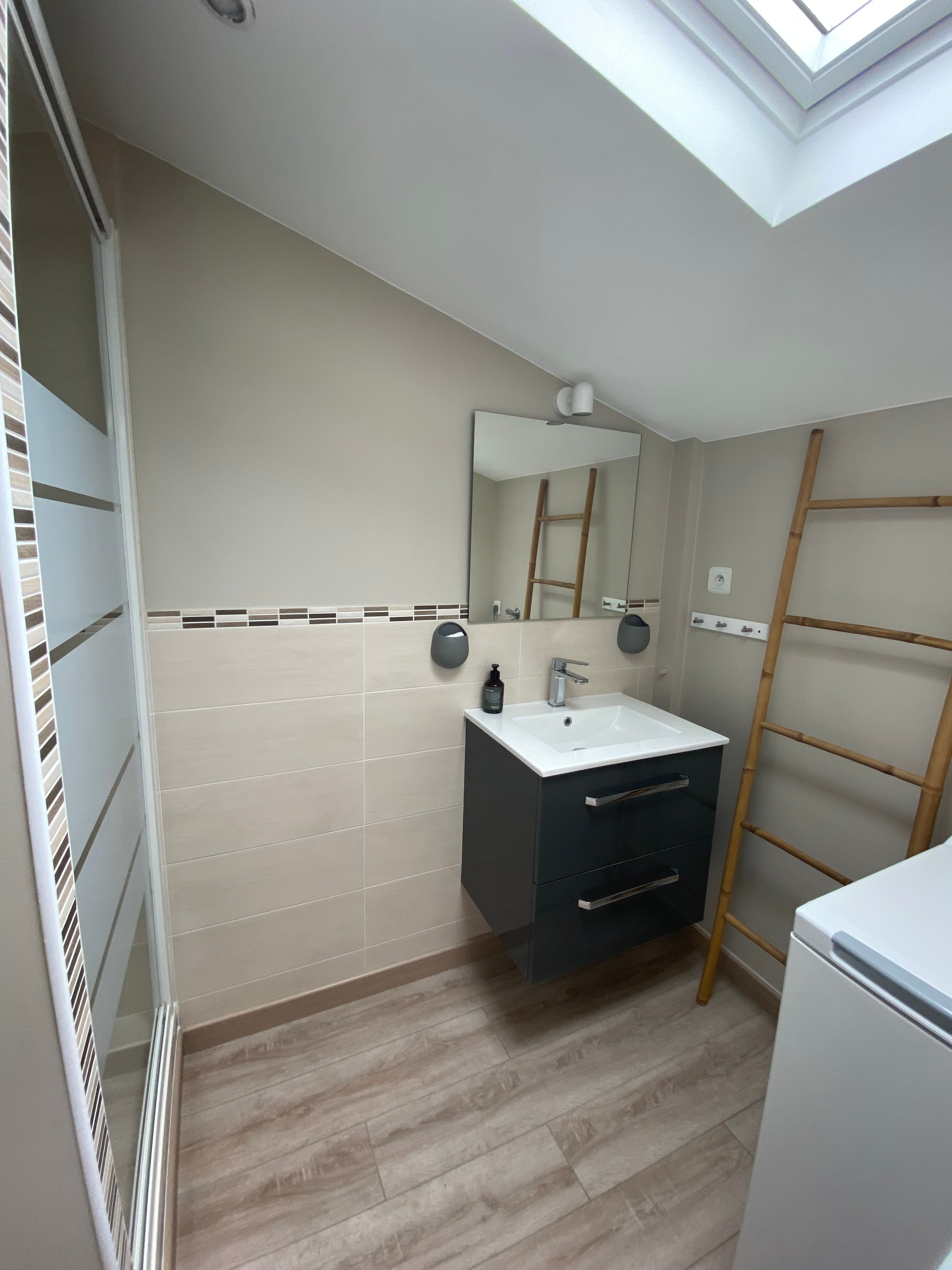 Shower room with shower, washbasin, vanity unit and washing machine
