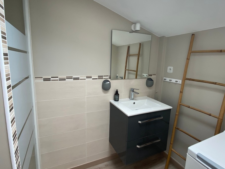 Salle d'eau avec douche, lavabo, meuble-vasque, lave-linge