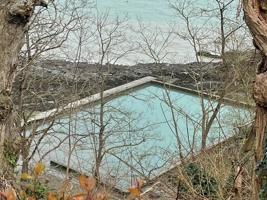 Piscine d'eau de mer naturelle