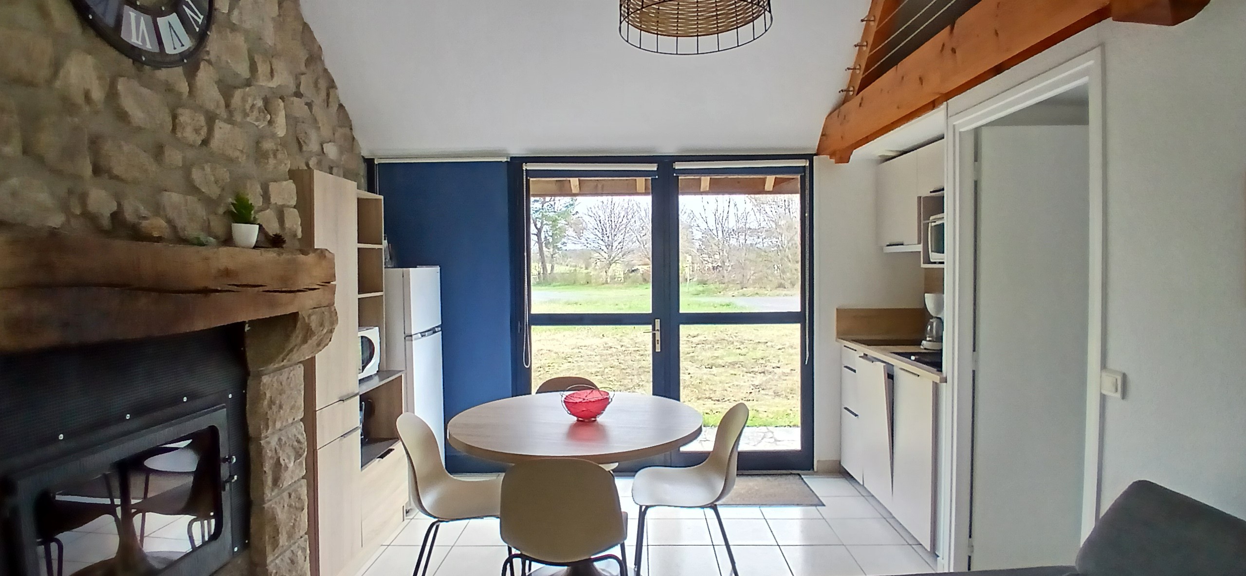 Etang de Farges, Saint Germain près Herment, Chalet Bleu - Pièce de vie avec cuisine, salon/salle à manger et cheminée