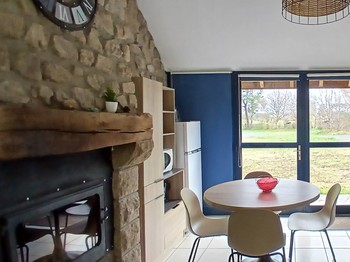 Etang de Farges, Saint Germain près Herment, Chalet Bleu - Pièce de vie avec cuisine, salon/salle à manger et cheminée