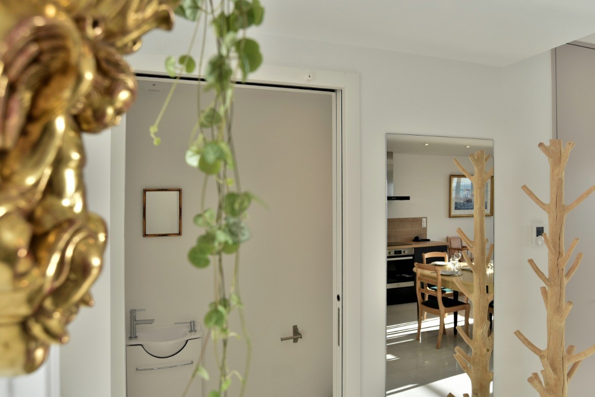 Pièce de vie très lumineuse vue mer, avec coin cuisine, coin salon et coin séjour (appartement au 1er étage en front de mer au Port de la Houle à Cancale)