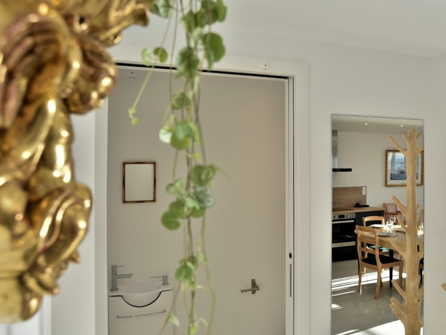 Pièce de vie très lumineuse vue mer, avec coin cuisine, coin salon et coin séjour (appartement au 1er étage en front de mer au Port de la Houle à Cancale)