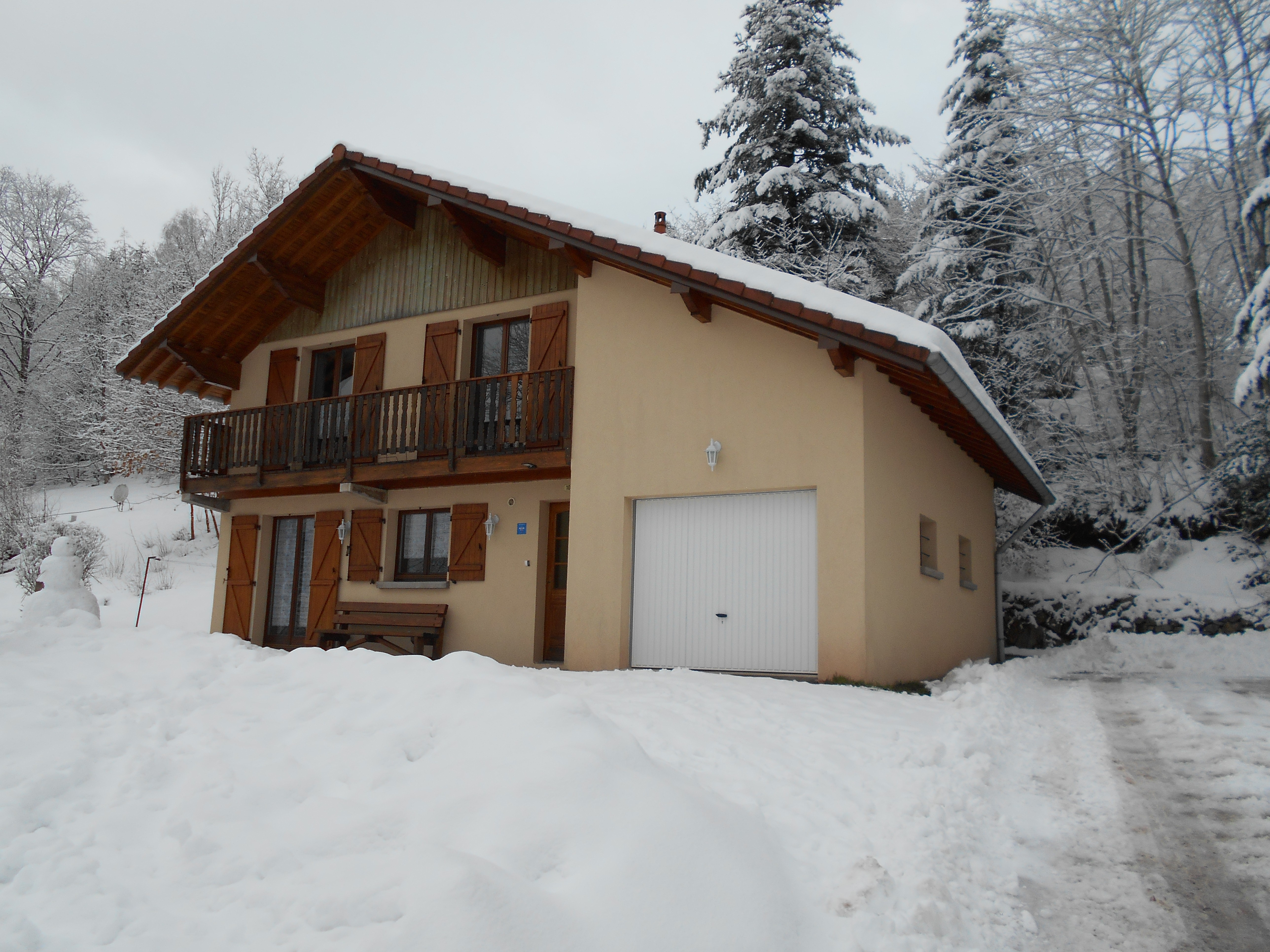 Arnica holiday cottage in the snow