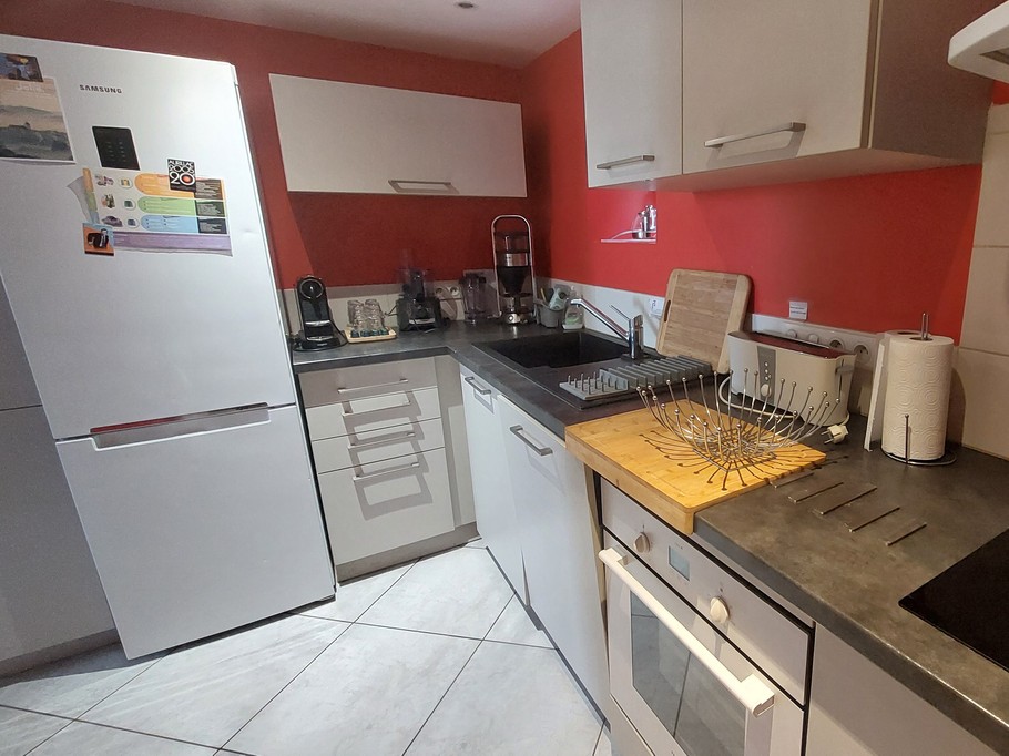 modern fitted kitchen large capacity gîte Cantal