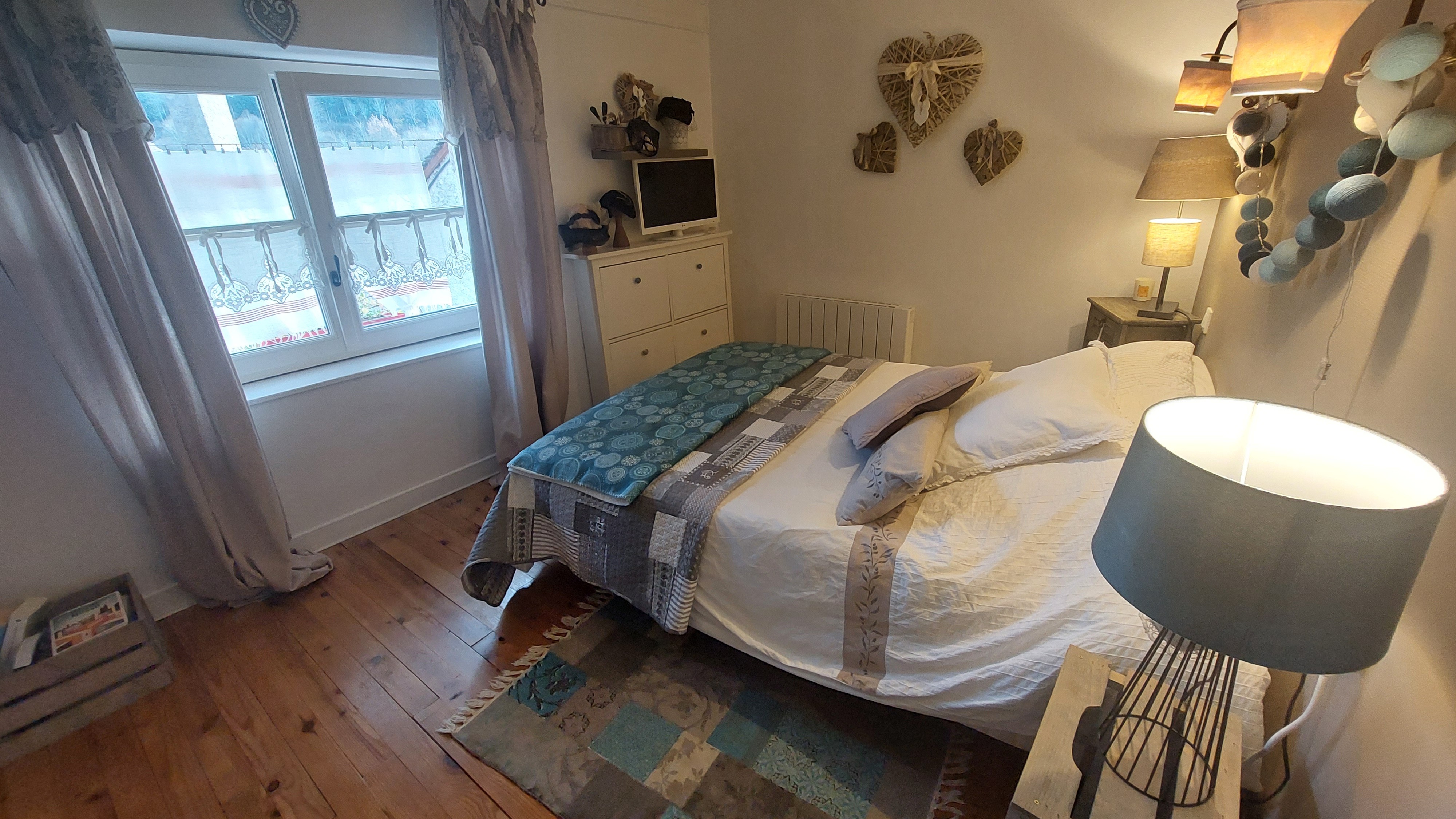 Vue d'ensemble d'une chambre double avec literie confortable dans le gîte de Chaudes-Aigues