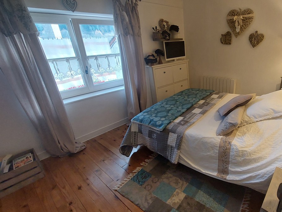 Vue d'ensemble d'une chambre double avec literie confortable dans le gîte de Chaudes-Aigues