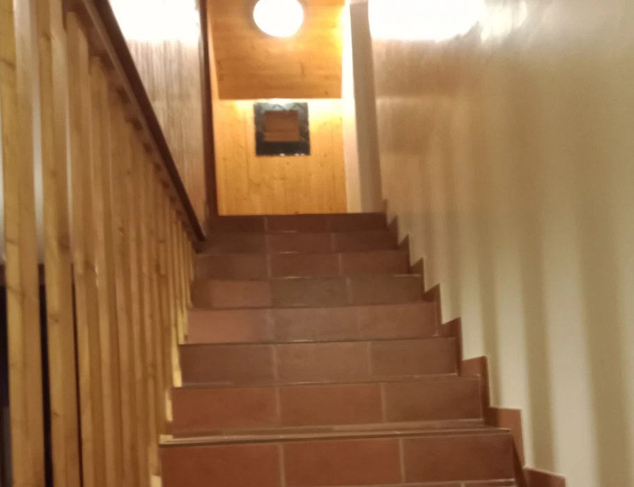 La montée d'escalier pour aller aux chambres