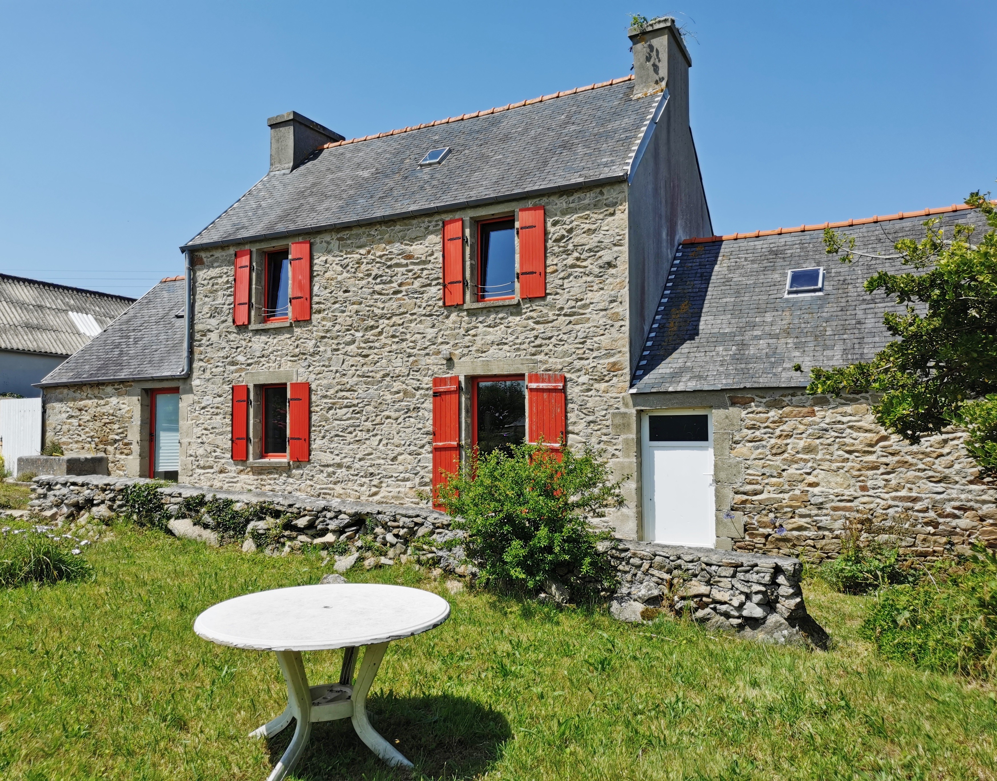 Ty Perrine: Maison aux volets rouge
