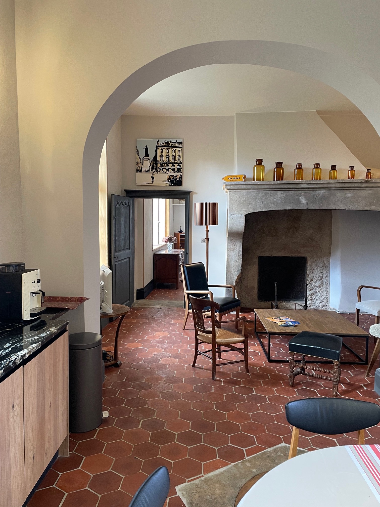 Vue salon grande cheminée depuis cuisine - Château de Ville au Val