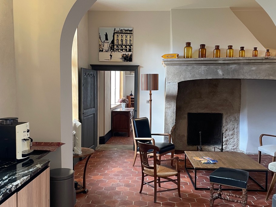 Vue salon grande cheminée depuis cuisine - Château de Ville au Val